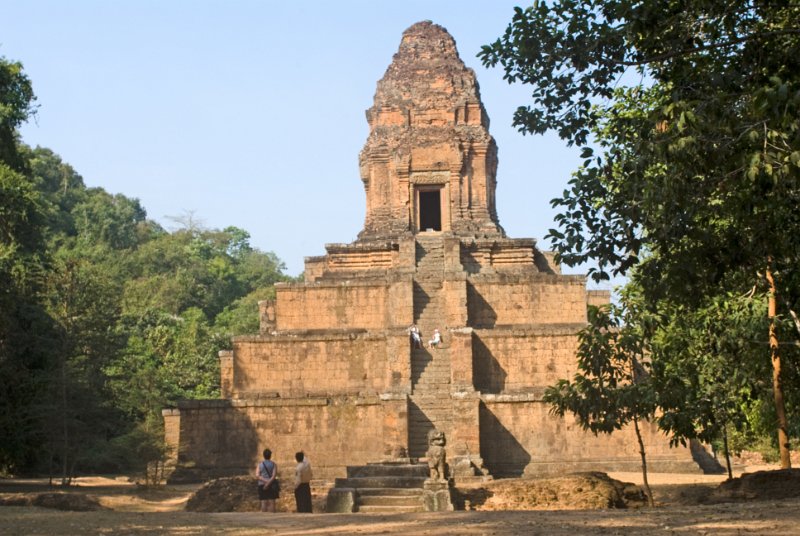 _CHI4539-Bearbeitet.jpg - phnom bakheng - erinnert schwer an einen maya tempel