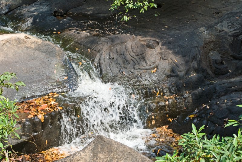 _CHI4824-Bearbeitet.jpg - je nach wasserstand werden die figuren auch mal überschwemmt