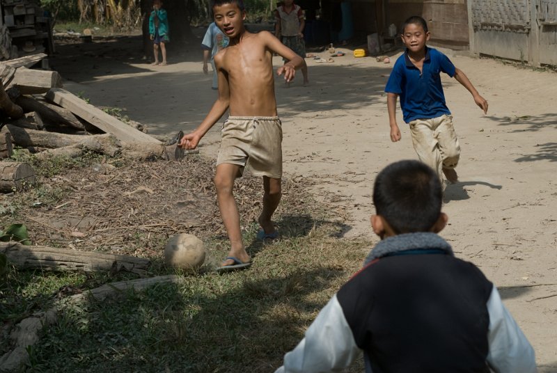 CHI_3437.jpg - vang vieng - fussball im dorf