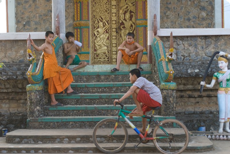 CHI_3472.jpg - vang vieng - kinder und kindermönche