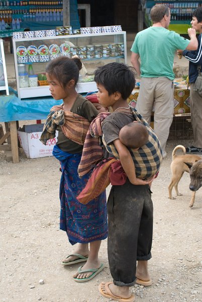 CHI_3499.jpg - musing phu khoun - die zwei noch-kinder tragen ihre geschwister