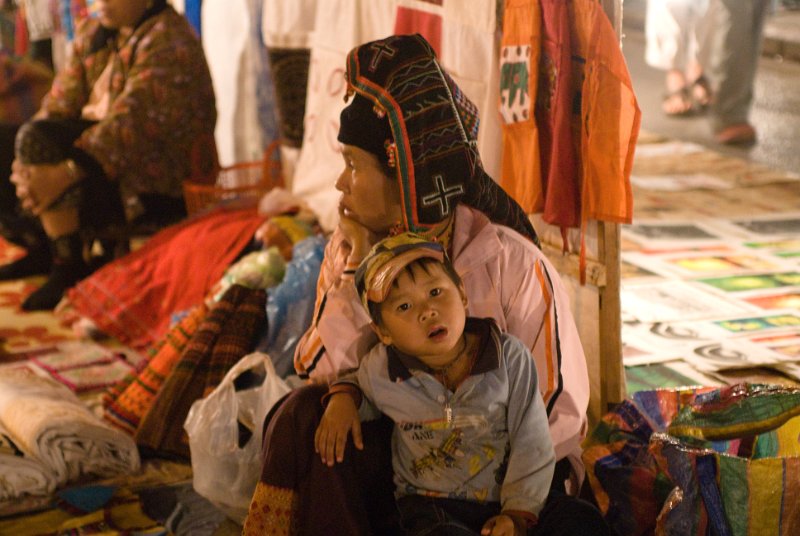 CHI_3531.jpg - luang prabang - auf dem nachtmarkt, mutter mit jungem einer ethnischen minderheit