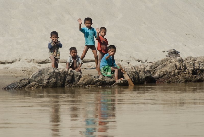 CHI_3825.jpg - mekong - kinder winken den leuten im boot