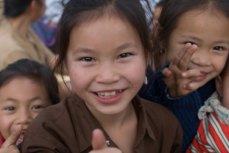 CHI_3851.jpg - luang nam tha - ein fremder mit fotoapparat ist sofort umringt