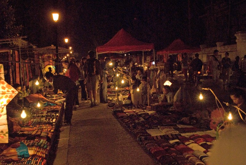CHI_3518-Bearbeitet.jpg - luang prabang - besondere stimmung auf dem nachtmarkt