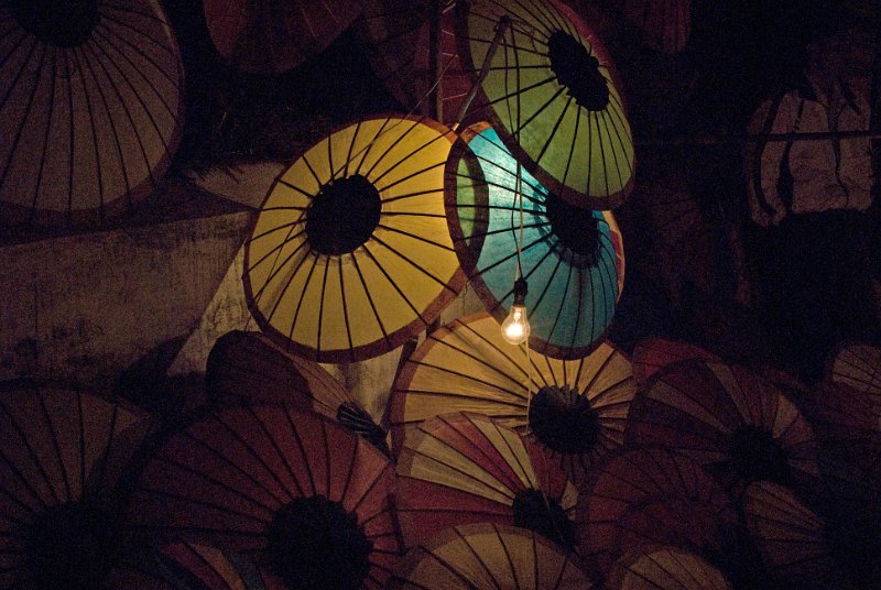 CHI_3521-Bearbeitet.jpg - luang prabang - sonnenschirme