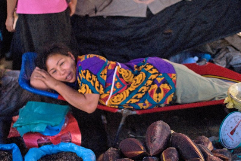 CHI_4186-Bearbeitet.jpg - vientiane - das bett am marktstand