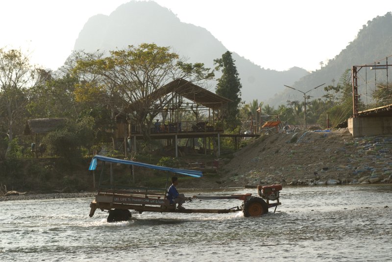 CHI_3409.jpg - vang vieng - billiger durch den fluss, denn für die brücke werden gebühren verlangt