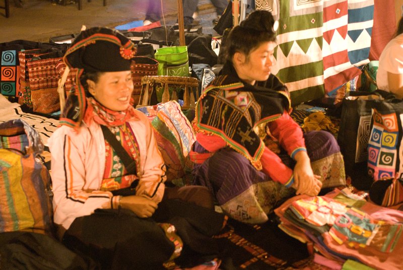 CHI_3578.jpg - luang prabang - nachtmarkt, es sind alles gute verkäuferinnen