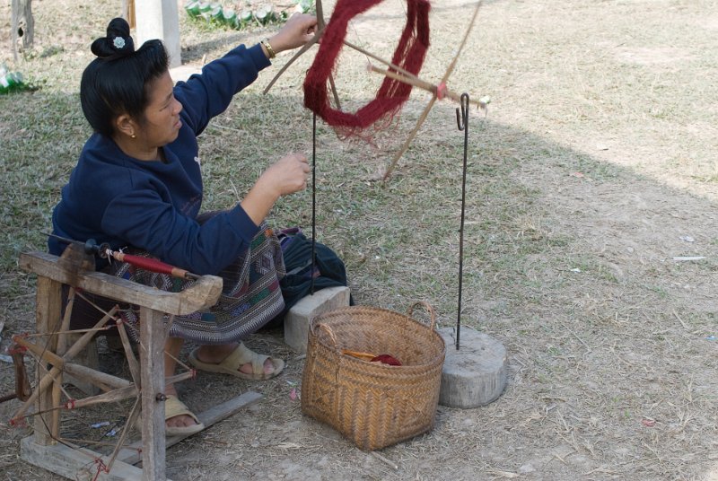 CHI_3954.jpg - muang sing - aufwickeln des garns für den webstuhl