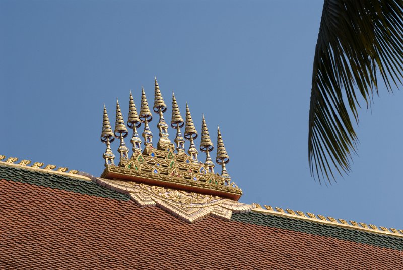 CHI_3364.jpg - vientiane - dachverzierung