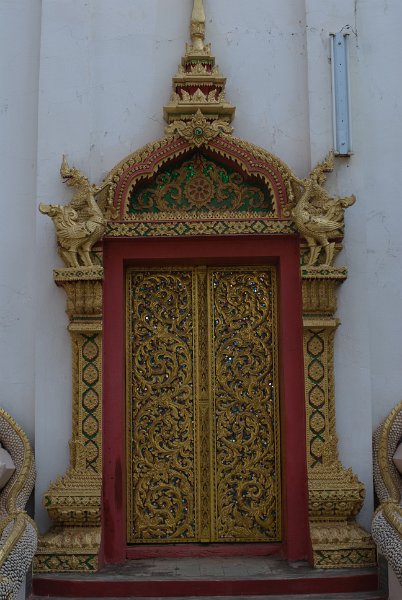 CHI_3378.jpg - vientiane - reich verzierte eingangstür