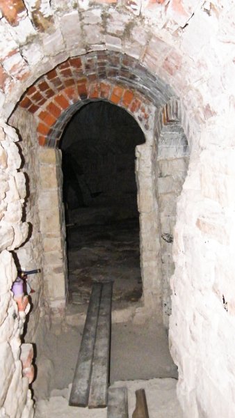 DSCF5229.jpg - Cesis - Burg und Schlossruine - Eingang zum Turm