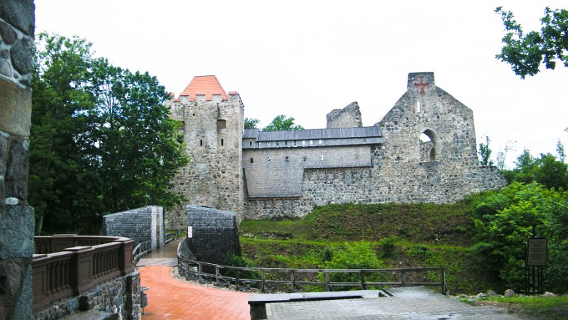 DSCF5245.jpg - Sigulda - Mitteralterliche Burg Turalda, im Jahre 1207 als Festung erbaut