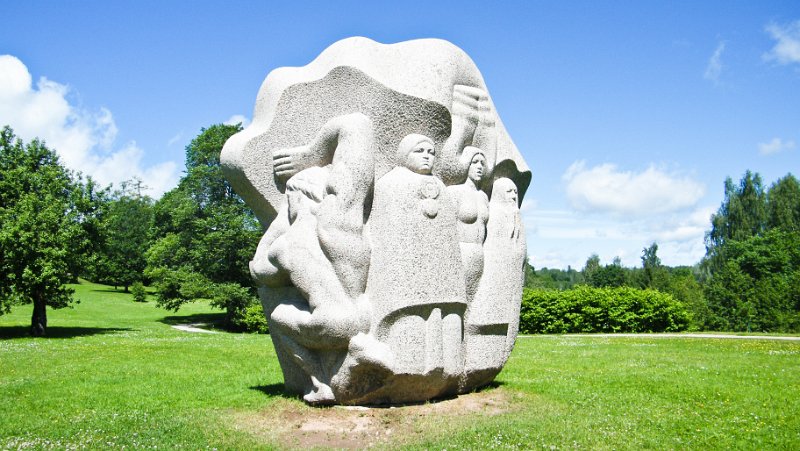 DSCF5256.jpg - Sigulda - im Schlosspark von Turalda