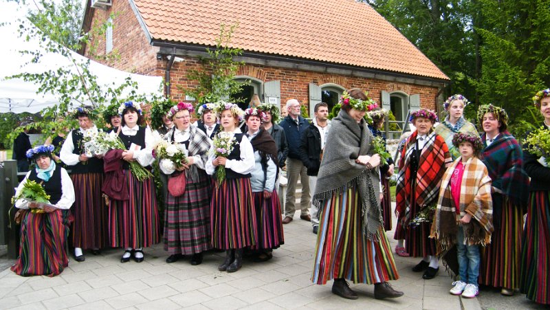 DSCF5268.jpg - Sigulda - Begrüssung im Schlosspark Turaida zum Mittsommernachtsfest