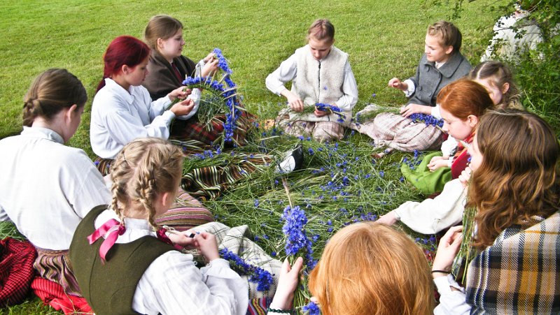 DSCF5272.jpg - Sigulda - Kränze werden gewunden