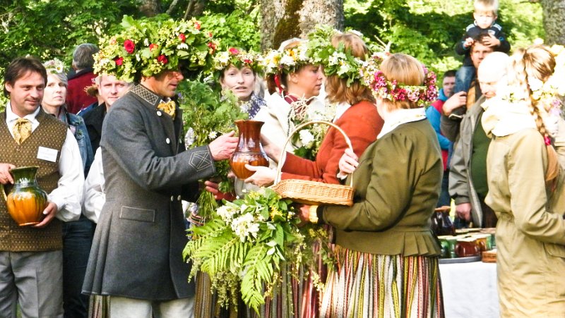 DSCF5274.jpg - Sigulda - im Schlosspark von Turalda - es wird gesungen, ...