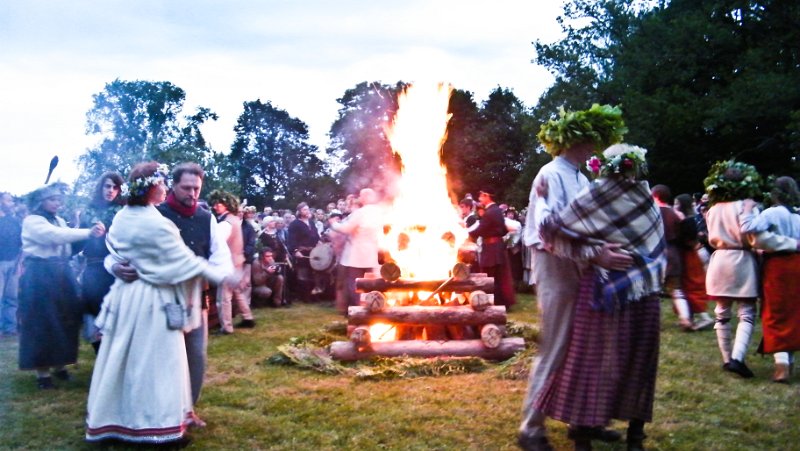 DSCF5289.jpg - Sigulda - die Sonnwendfeuer brennen und es wird getanzt
