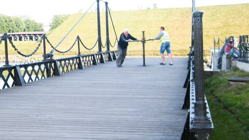 DSCF5054.jpg - Klaipeda - Drehbrücke die mit Muskelkraft betrieben wird