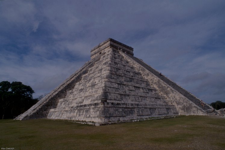 163-02.jpg - chichén itzá, die grosse pyramide, immer an tag-und-nacht-gleiche kommt der schatten der gefiederten schlange die pyramide herunter