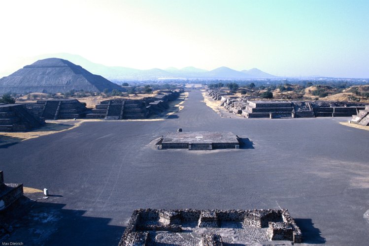 153-27.jpg - blick von der mondpyramide, links die sonnenpyramide