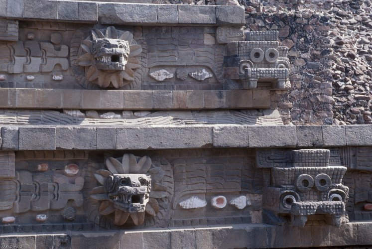 153a-21.jpg - links quetzalcoatl und rechts jaguare