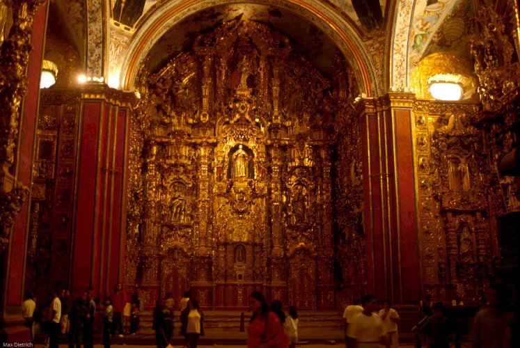 154-29.jpg - in der jesuitenkirche, alle wände sind mit gold überzogen das von den azteken erpresst wurde