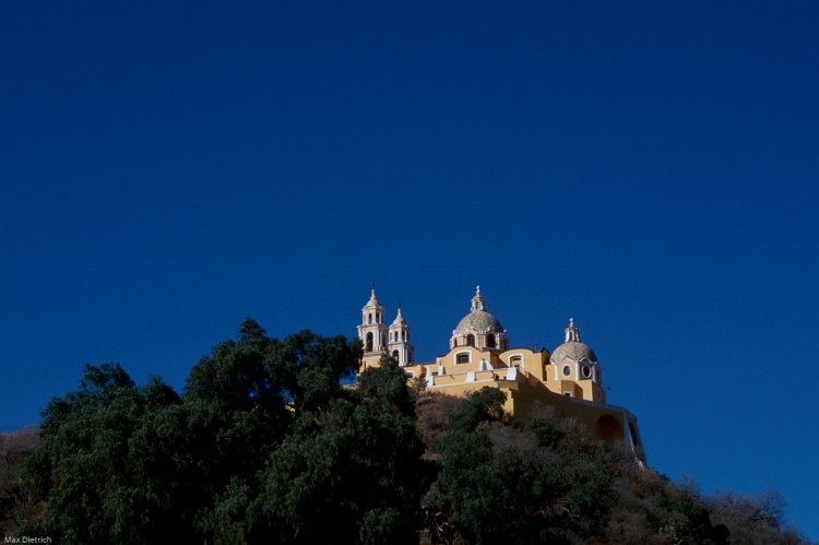 155-14.jpg - cholula, die kirche wurde auf eine alte pyramide gebaut