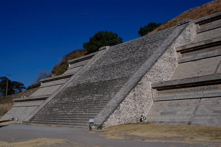 155-19.jpg - cholula, am fuss der pyramide, hier massakrierte cortez tausende von männern, frauen und kinder