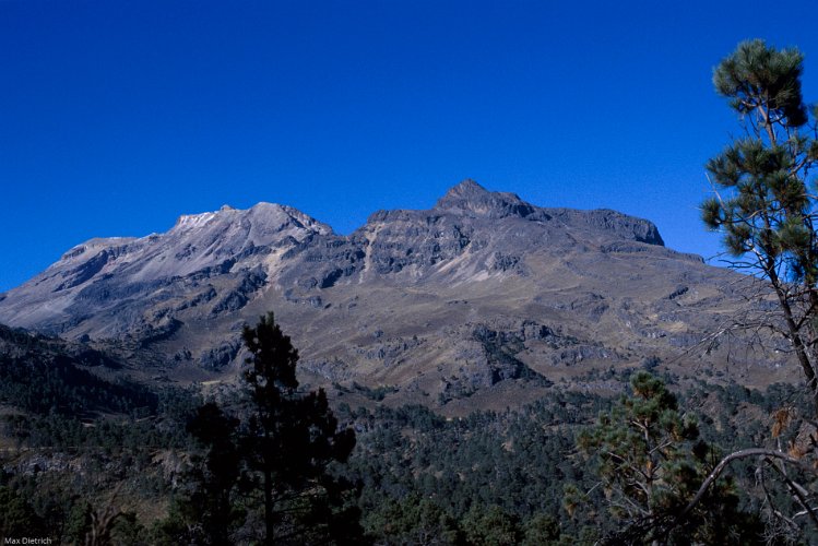 157-05.jpg - ... seine frau, iztaccihuatl, schlafende frau, die mexikaner nennen den park liebevoll iztapopo