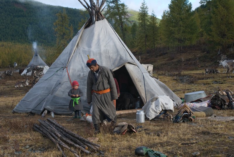 DSC_0038.jpg - renzüchter leben in zelten, die wie die tipis der indianer gebaut sind