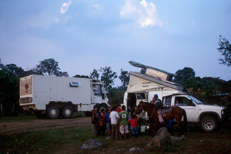 176c-20.jpg - miraflore, camp in nähe des dorfes, die dorfkinder umringen uns