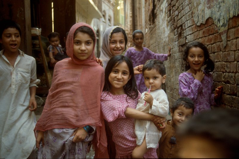 p13-02.jpg - fröhliche jugend in peshawar
