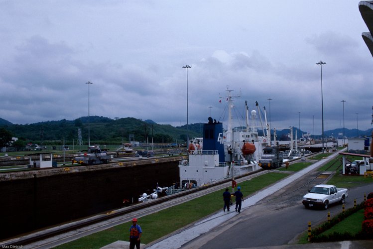 200-14.jpg - panamakanal, die schleuse miraflores