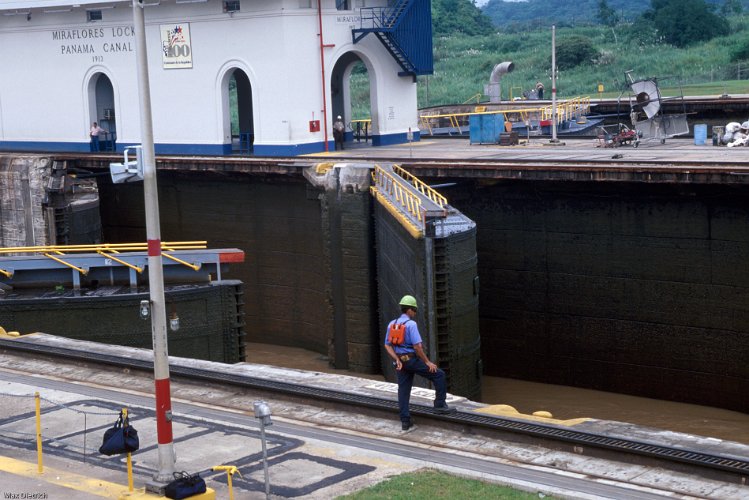 200-15.jpg - das schiff ist drin, die tore werden geschlossen