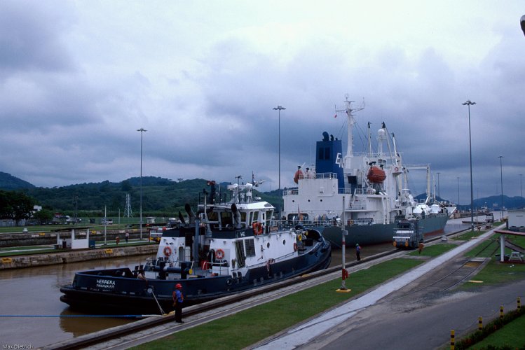 200-17.jpg - ... hebt das schiff