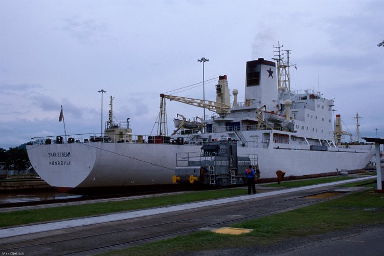 200-22.jpg - das schiff verlässt die schleuse