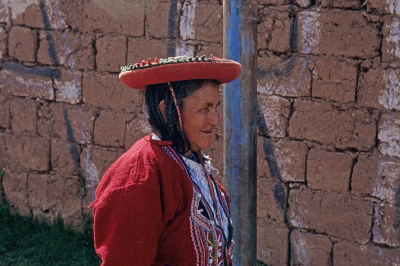 243-23.jpg - chinchero, ältere indio frau