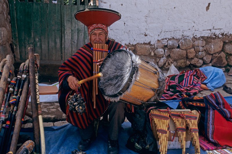 243-25-Bearbeitet.jpg - chinchero, jesus der instrumentenverkäufer