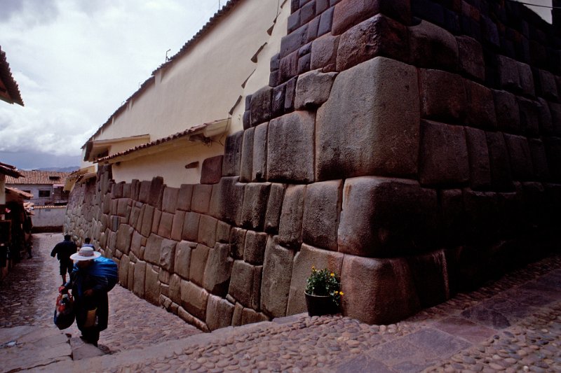 246-25.jpg - cusco, fundament eines incapalastes, nun der palast des bischofs