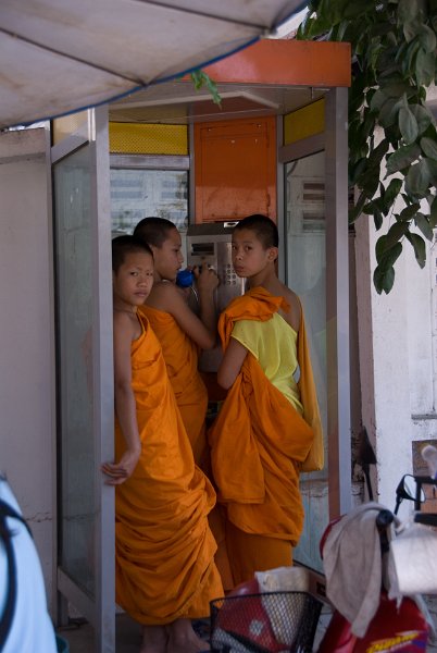 _DSC6873.jpg - chiang mai - junge mönche in der telefonkabine