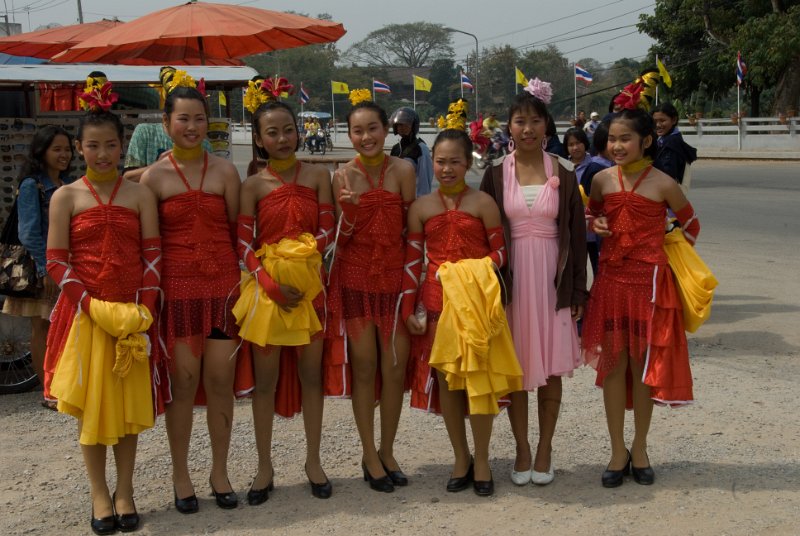 _DSC7121.jpg - chiang saen - tanzgruppe am nationalfeiertag