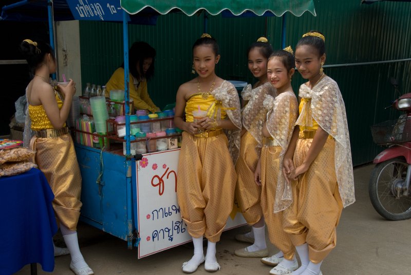 _DSC7123.jpg - chiang saen - noch eine tanzgruppe