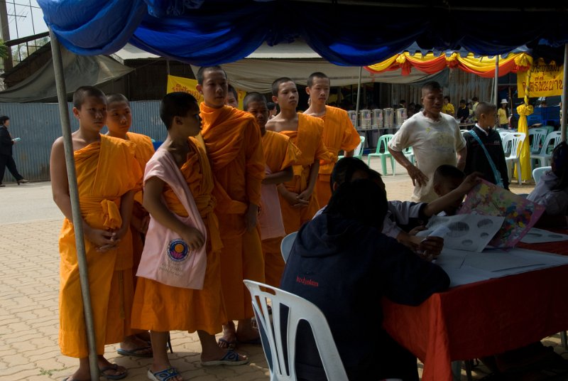 _DSC7136.jpg - chiang saen - junge mönche lassen sich instruieren