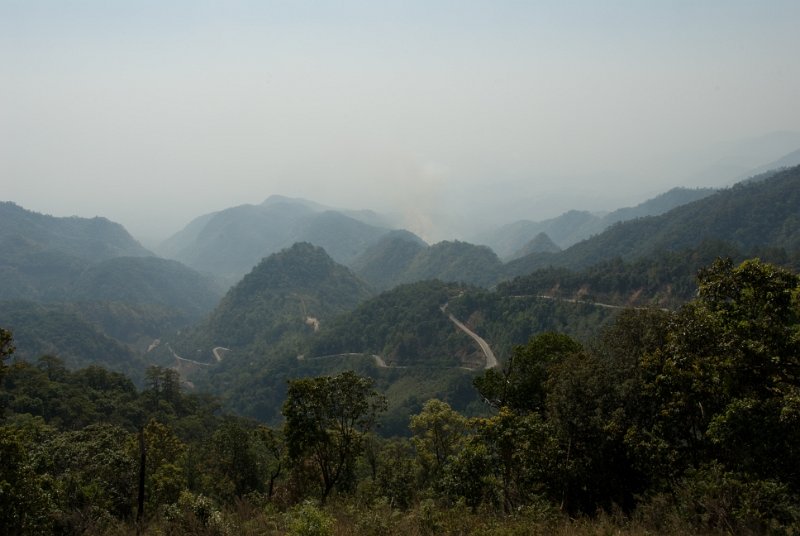 _DSC7218.jpg - in den hügeln nahe burma - die strasse windet sich durch das gelände