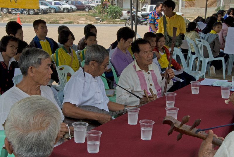 _DSC7118-Bearbeitet.jpg - chiang saen - nationalfeiertag, man feiert zusammen