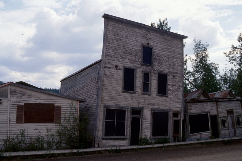 592.jpg - dawson city, schmelzender permafrost lässt die häuser einsinken