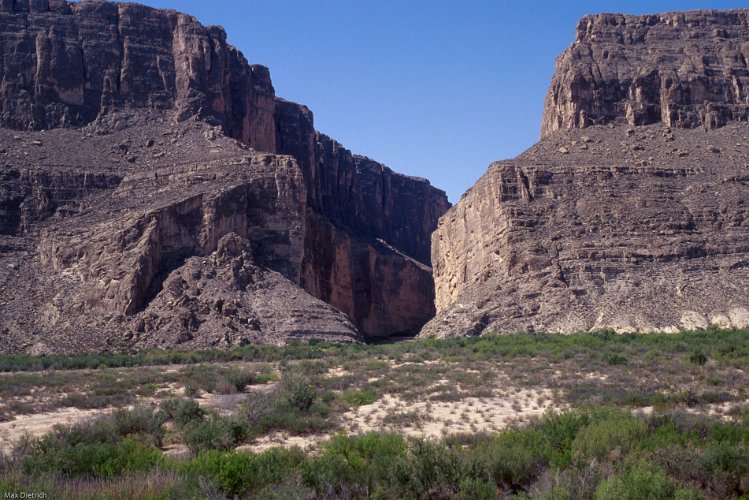 096.jpg - der rio grande schneidet durch das gebirge