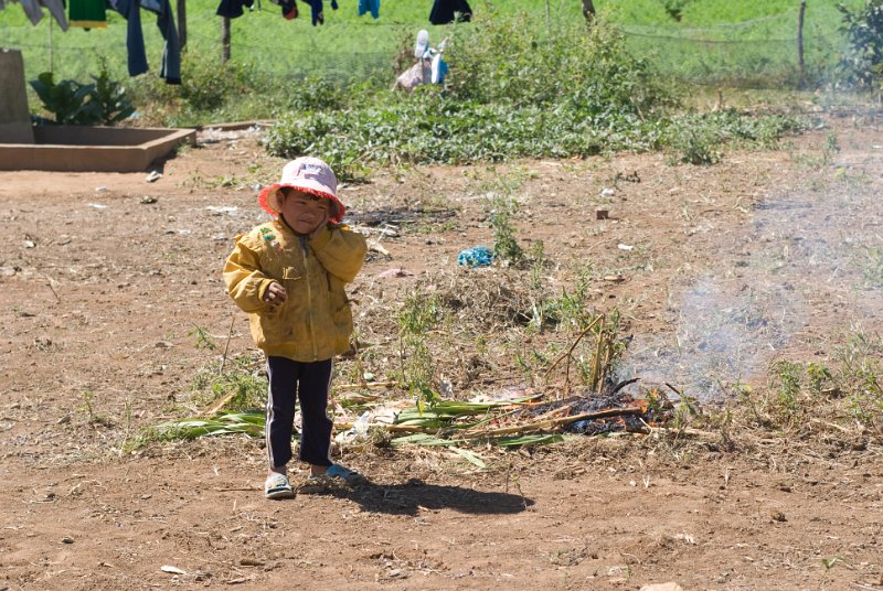 CHI_3259.jpg - dalat - er staunte über die komischen fremden